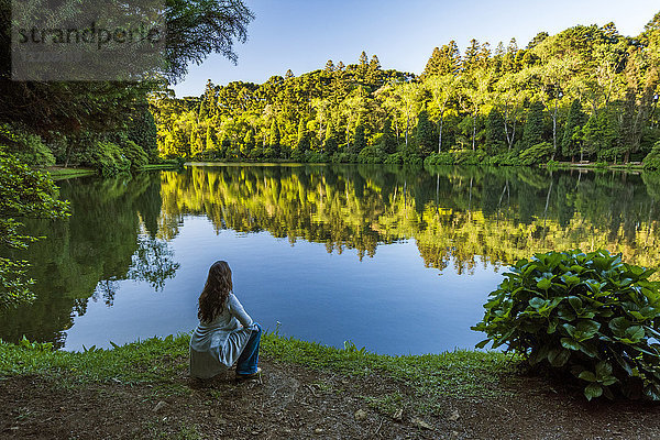 Frau sitzt vor dem See Lago Negro in Gramado  Rio Grande do Sul  Brasilien