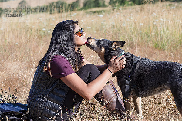 Frau mit ihrem Blue Heeler Cattle Dog am Mount Pisgah in Oregon  USA