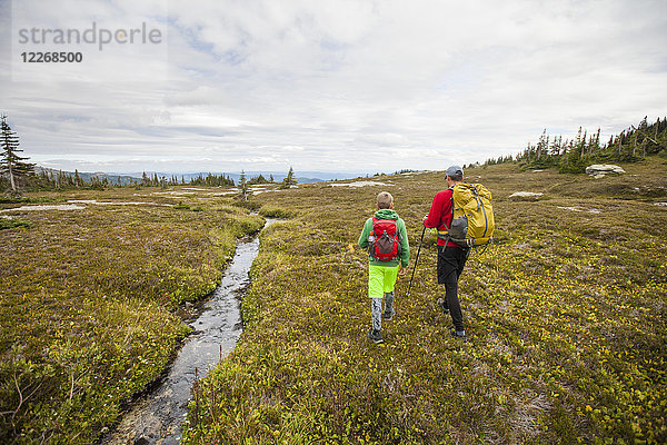 Vater und Sohn beim Wandern an einem Gebirgsbach  Merritt  British Columbia  Kanada
