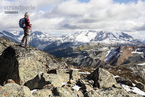 Wanderin mit Blick auf den Garibaldi Provincial Park vom Gipfel des Whistler Mountain  Whistler  British Columbia  Kanada