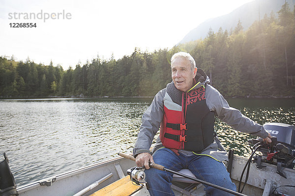 Fischer im Motorboot sitzend  Hicks Lake  Harrison Hot Springs  British Columbia  Kanada