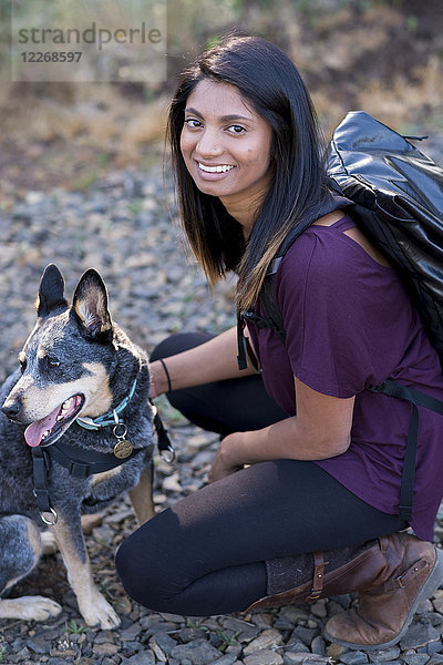 Lächelnde Frau und ihr Blue Heeler Hund am Mount Pisgah in Oregon  USA