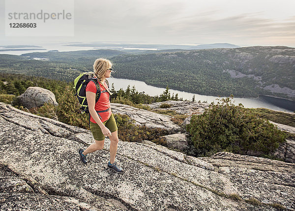 Frau beim Wandern auf dem Gipfel des Pemetic Mountain  Acadia National Park  Maine  USA