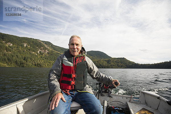 Fischer im Motorboot sitzend  Hicks Lake  Harrison Hot Springs  British Columbia  Kanada