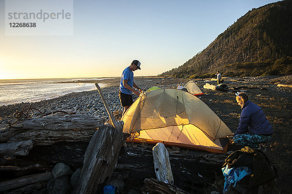 Menschen bauen ihr Zelt am Strand auf  Big Flat  Lost Coast Trail  Kings Range National Conservation Area  Kalifornien  USA