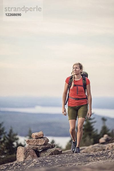 Frau beim Wandern auf dem Gipfel des Pemetic Mountain  Acadia National Park  Maine  USA