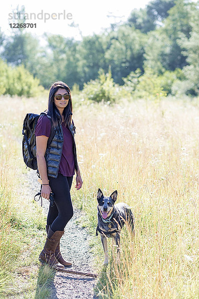 Frau mit Rucksack auf Wanderung mit ihrem Hund am Mount Pisgah in der Nähe von Eugene  Oregon  USA
