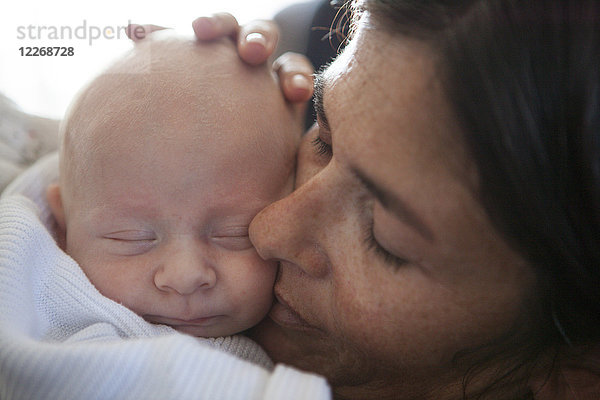 Mutter umarmt ihr Neugeborenes  Lorient  Morbihan  Frankreich