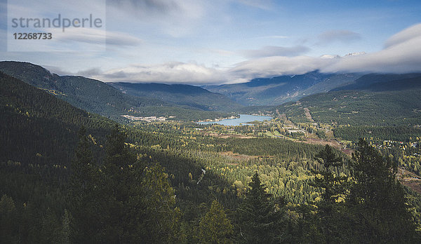 Blick auf Whistler und Green Lake vom Aussichtspunkt am Flank Trail  British Columbia  Kanada