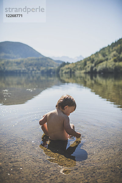 Kleiner Junge spielt im Hicks Lake  Harrison Hot Springs  British Columbia  Kanada