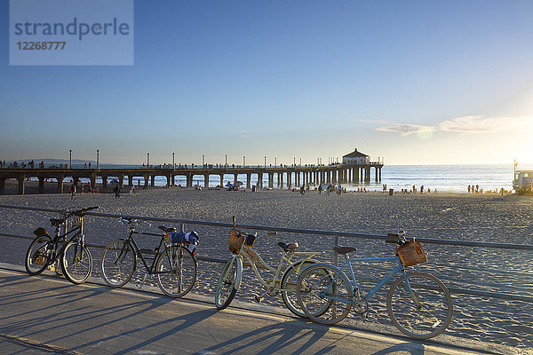 Abgestellte Fahrräder  die am Geländer des Manhattan Beach  Los Angeles  Kalifornien  USA  lehnen