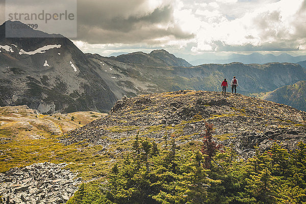 Vater und Sohn wandern auf einem felsigen Bergrücken  Merritt  British Columbia  Kanada