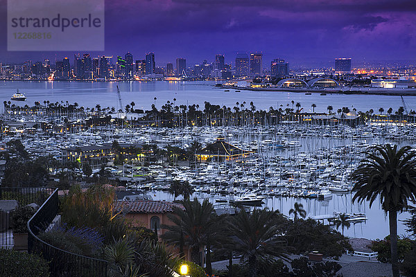 San Diego City Waterfront mit Yachthafen bei Nacht  Kalifornien  USA