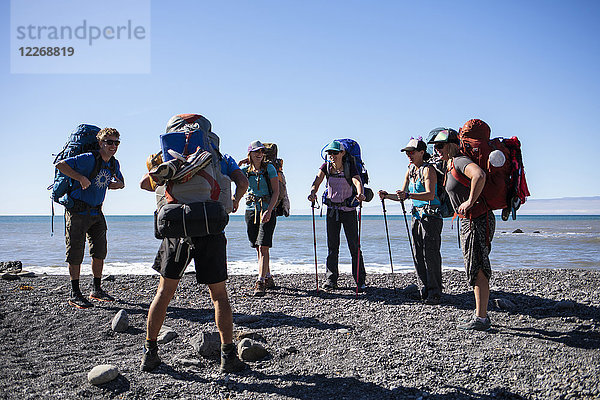 Gruppe von Wanderern  die am Strand stehen  Lost Coast Trail  Kings Range National Conservation Area  Kalifornien  USA