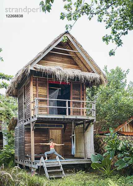 Frau beim Yoga auf der Veranda einer Dschungelhütte  Tambon Ko Tarutao  Chnag Wat Krabi  Thailand