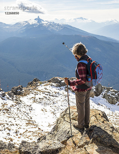 Wanderin zeigt vom Gipfel des Whistler Mountain auf den Black Tusk Mountain  Garibaldi Provincial Park  Whistler  British Columbia  Kanada