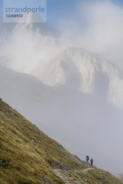 Szenerie mit Berghang und Berggipfel  Naranjo de Bulnes  Pico Uriellu  Picos de Europa  Asturien  Spanien