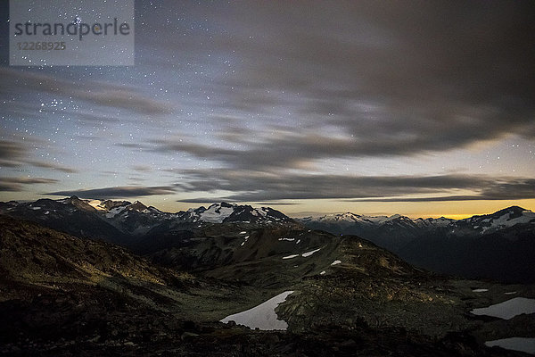 Landschaft mit Bergen bei Nacht vom Whistler Mountain aus gesehen  Garibaldi Provincial Park  Whistler  British Columbia  Kanada