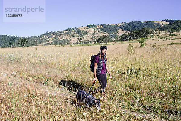 Frau beim Wandern mit ihrem Hund  am Mount Pisgah in Oregon  USA