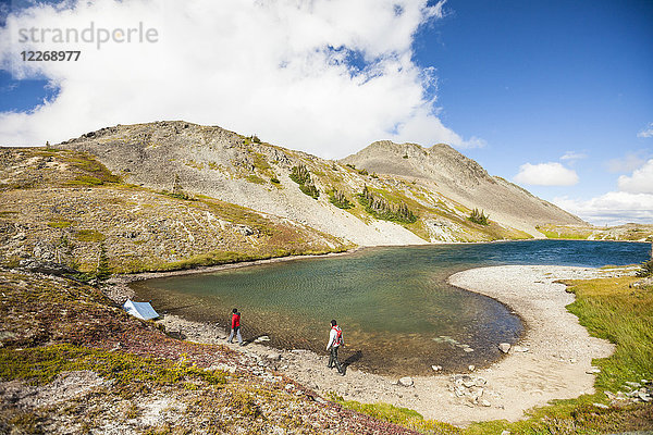 Vater und Sohn gehen zurück zum Campingplatz am See  Merritt  British Columbia  Kanada