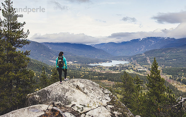 Wanderin mit Blick auf Whistler und Green Lake von einem Aussichtspunkt am Flankenweg  British Columbia  Kanada