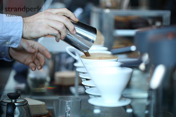 Barista bereitet übergossenen Kaffee in einem Café zu  Castelvetro Di Modena  Emilia-Romagna  Italien