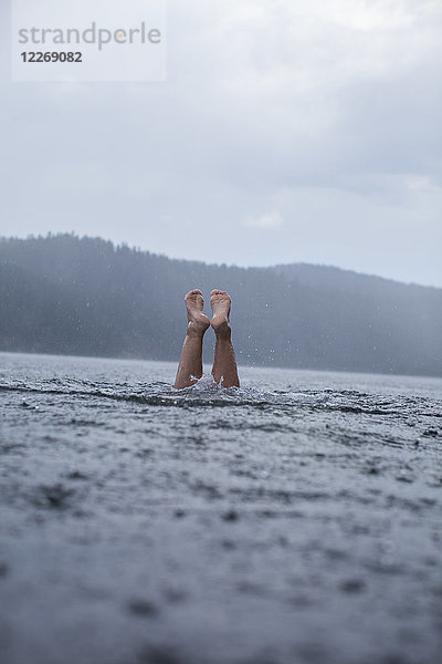 Beine einer Frau  die aus dem Payette Lake ragen  McCall  Idaho  USA