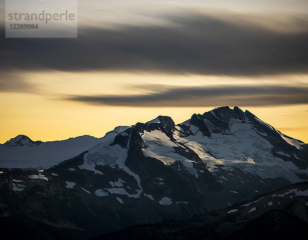 Landschaft mit schneebedeckten Bergen bei Sonnenuntergang  gesehen vom Whistler Mountain  Garibaldi Provincial Park  Whistler  British Columbia  Kanada
