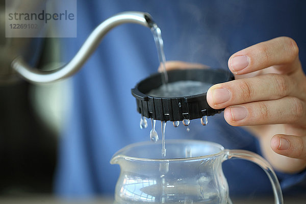 Barista gießt Wasser aus dem Wasserkocher durch den Filter  Oakland  Kalifornien  USA