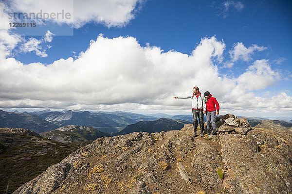 Vater  der seinem Sohn vom Gipfel eines Berges aus vertraute Sehenswürdigkeiten zeigt  Merritt  British Columbia  Kanada