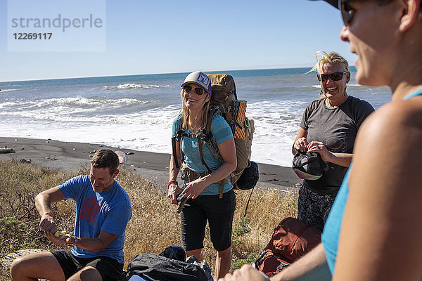 Gruppe von Wanderern am Strand  Lost Coast Trail  Kings Range National Conservation Area  Kalifornien  USA