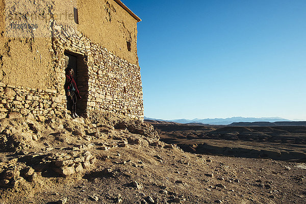 Frau in der Tür eines Gebäudes in Ait Benhaddou  UNESCO-Weltkulturerbe  Marokko