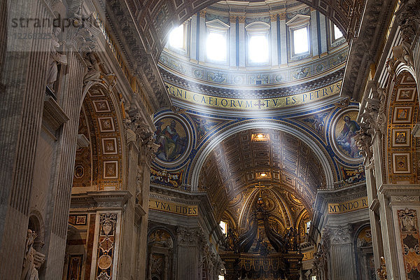 Niedrigwinkelansicht der Decke der Kuppel der Kirche des Petersdoms  Vatikanstadt  Rom  Italien.