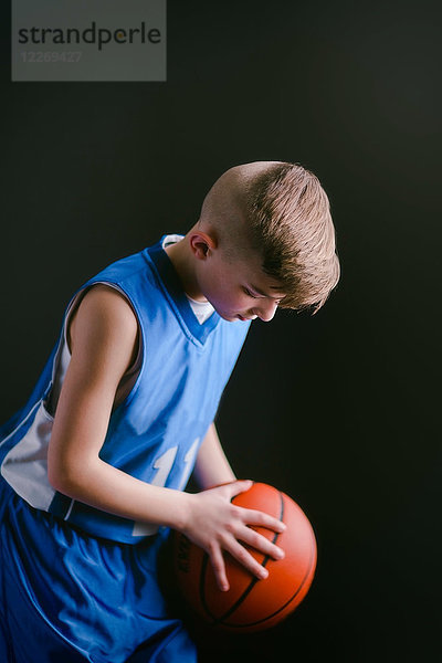 Junge hüpfender Basketball