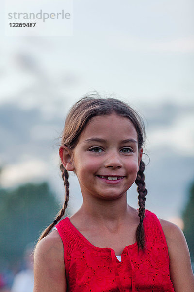 Porträt eines jungen Mädchens  im Freien  lächelnd