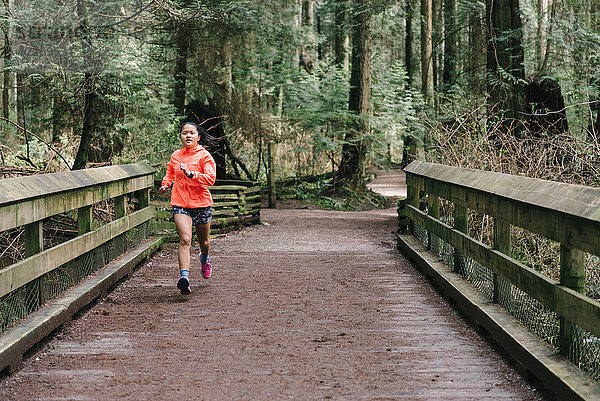 Frau läuft im Wald  Vancouver  Kanada
