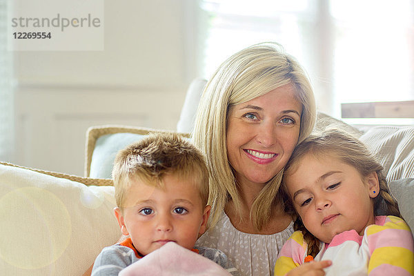 Mittlere erwachsene Frau mit Tochter und Kleinkind Sohn auf Sofa  Portrait