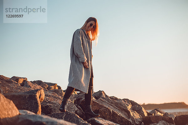 Porträt einer Frau mit Sonnenbrille und Wintermantel  die lächelnd in die Kamera schaut  Odessa  Odeska Oblast  Ukraine  Osteuropa