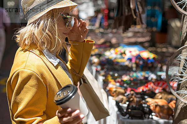 Frau am Marktstand im Freien  Kapstadt  Südafrika