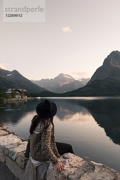 Frau mit Blick auf den Swiftcurrent Lake  Glacier National Park  Montana  USA