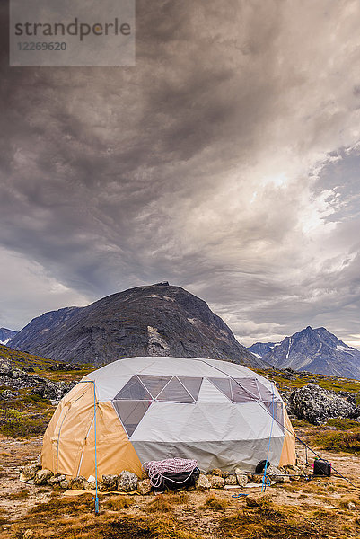 Zelt aufgestellt im Tasermiut Fjord  Narsaq  Vestgronland  Grönland