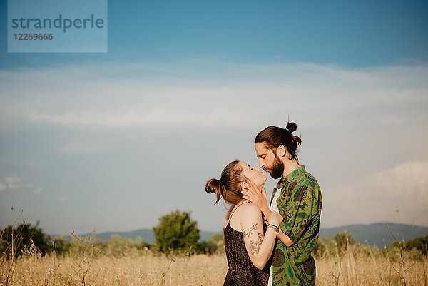 Paar auf goldenem Rasen  Arezzo  Toskana  Italien
