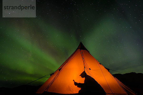 Wohnmobil-Lesung im Zelt  Aurora Borealis im Hintergrund  Narsaq  Vestgronland  Grönland