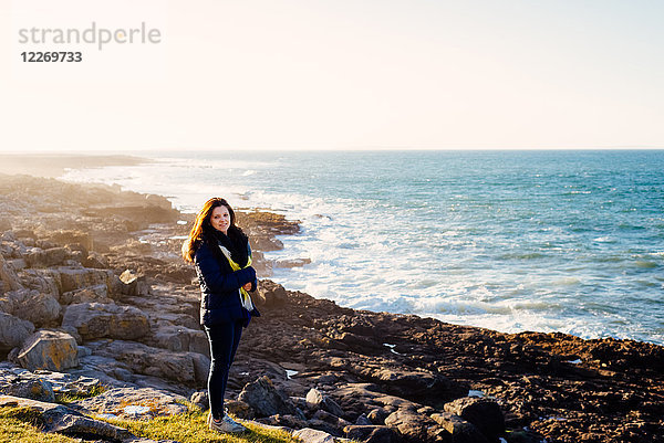 Frau zu Fuß am Meer  Fanore  Clare  Irland