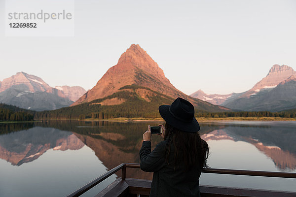 Fotografierende Frau  Swiftcurrent Lake  Gletscher-Nationalpark  Montana  USA