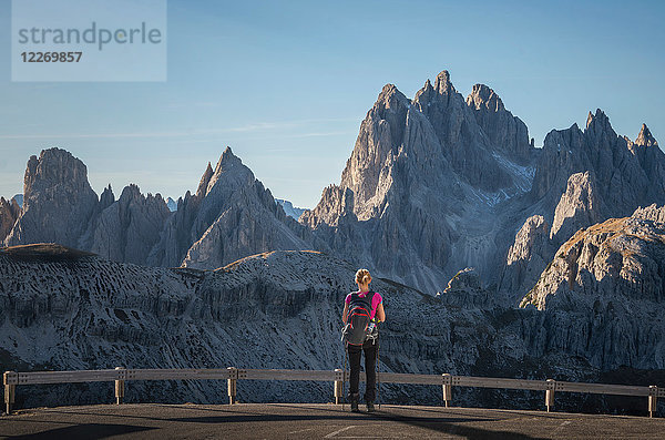 Wanderer geniesst Aussicht  Dolomiten bei Cortina d'Ampezzo  Venetien  Italien