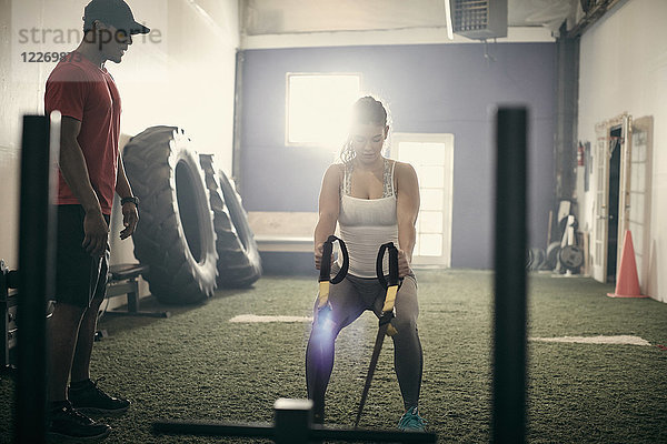 Frau im Fitnessstudio mit Trainingsgeräten