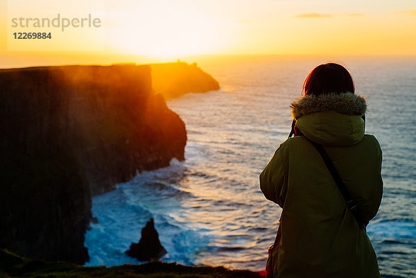 Frau beim Sonnenuntergang  Liscannor  Clare  Irland