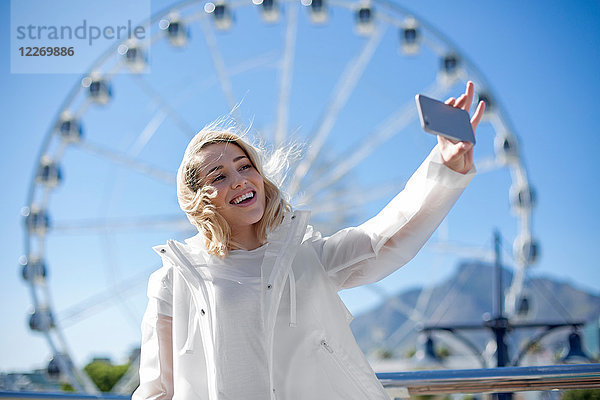 Frau beim Selbstmord vor dem Cape Wheel  Victoria and Alfred Waterfront  Kapstadt  Südafrika