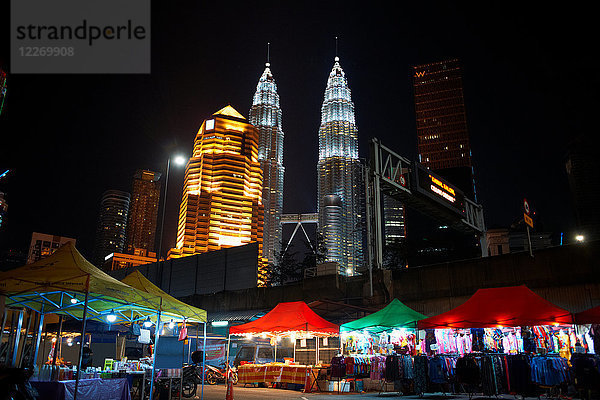 Kampung-Baru-Markt mit nachts beleuchteten Petronas-Türmen  Kuala Lumpur  Malaysia
